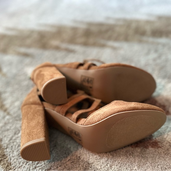 Chelsea & Zoe camel suede block heels. - Picture 2 of 4